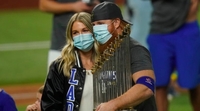 Justin Turner returns to field to celebrate World Series, after positive COVID test  thumbnail